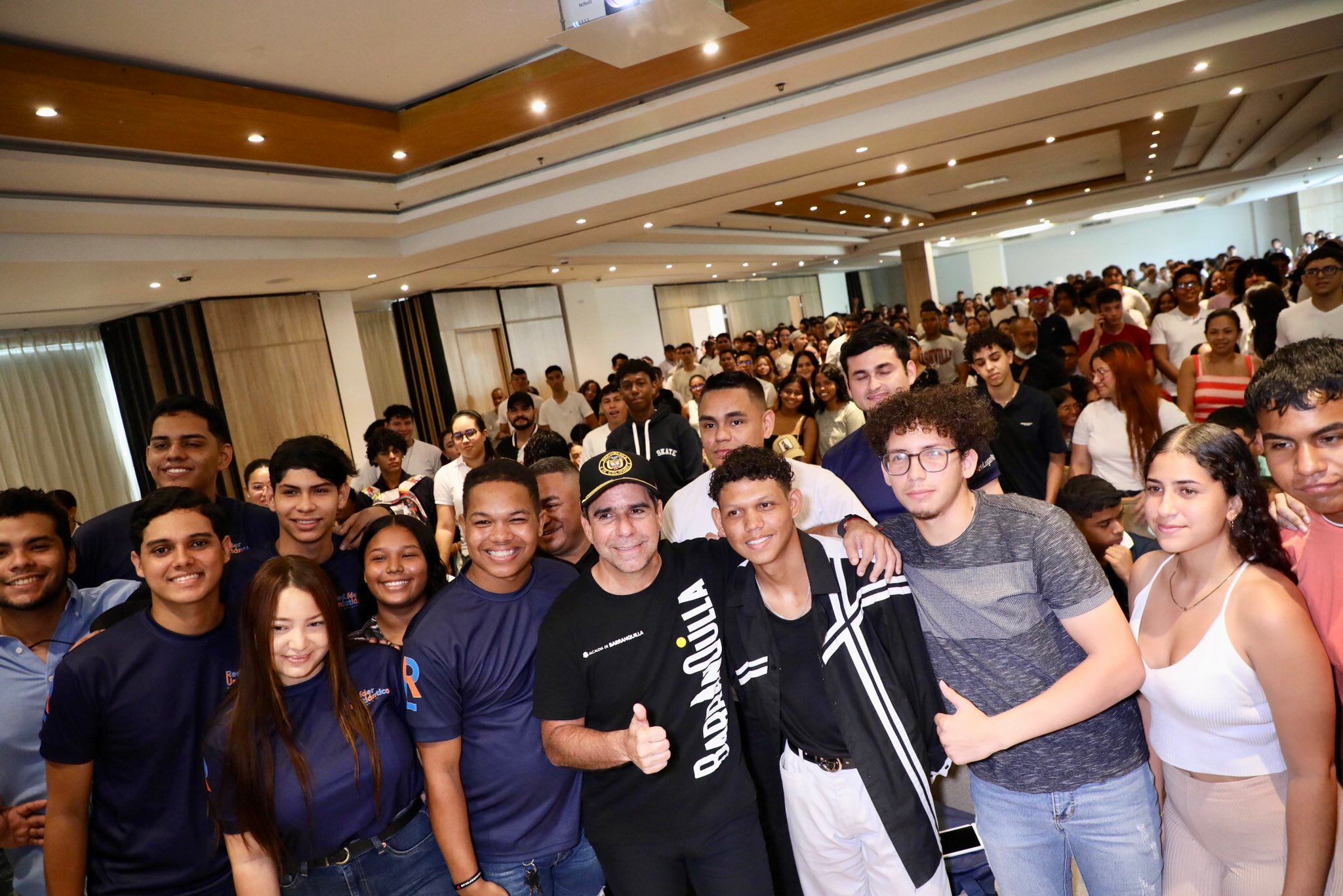 Estudiantes con el alcalde Alejandro Char.