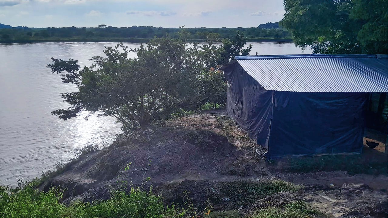 José María Herazo (camiseta vinotinto) había llegado a Nuquí bajo la promesa de un mejor futuro, aseguraron sus allegados. En este lugar se habría presentado su deceso.