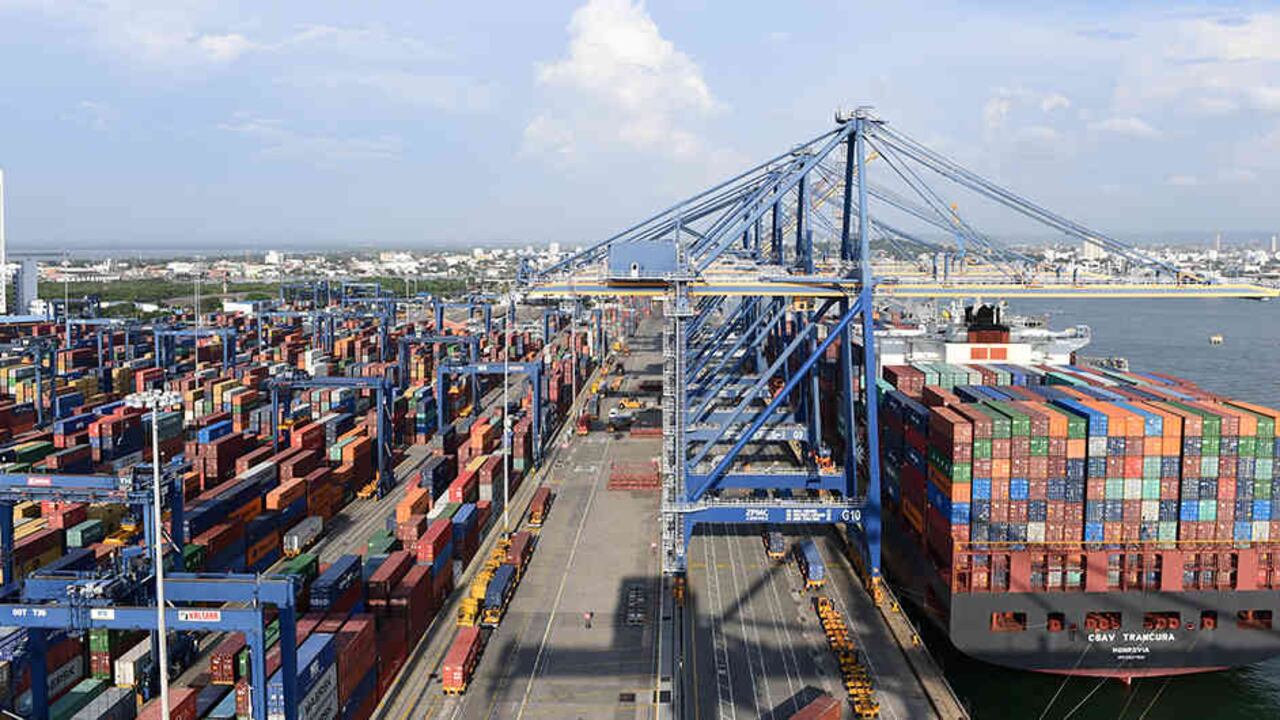 El Puerto de Cartagena durante su operación de descargue de contenedores.