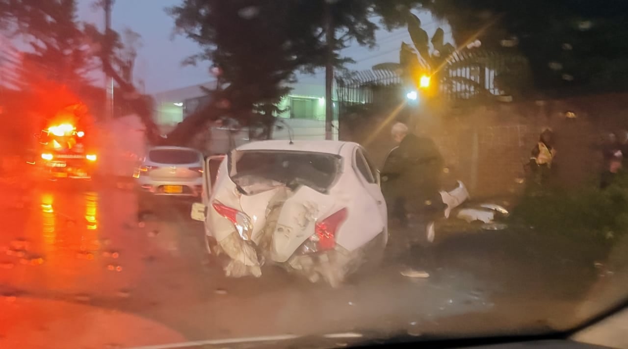 Se presume que el vehículo perdió visibilidad por cuenta de las fuertes lluvias en la ciudad.