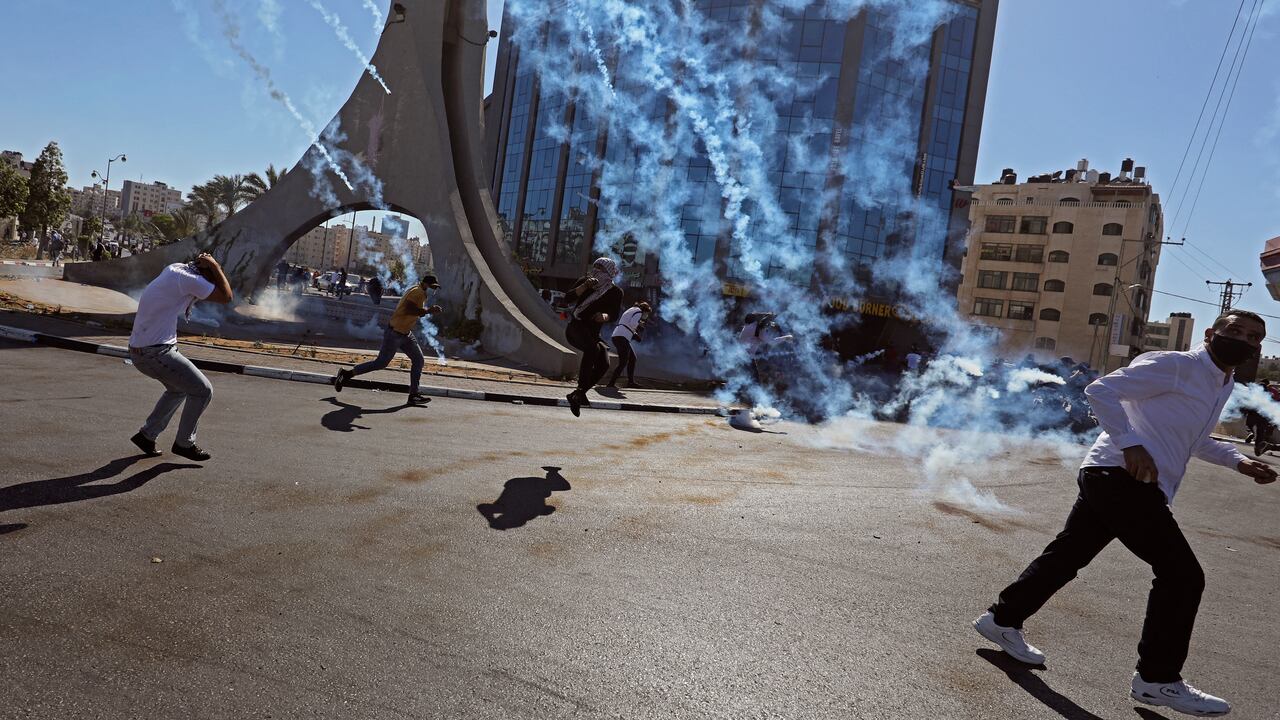 Fuerzas israelíes controlan manifestaciones de palestinos en Ramallah, en mayo de 2021. (Photo by ABBAS MOMANI / AFP)
