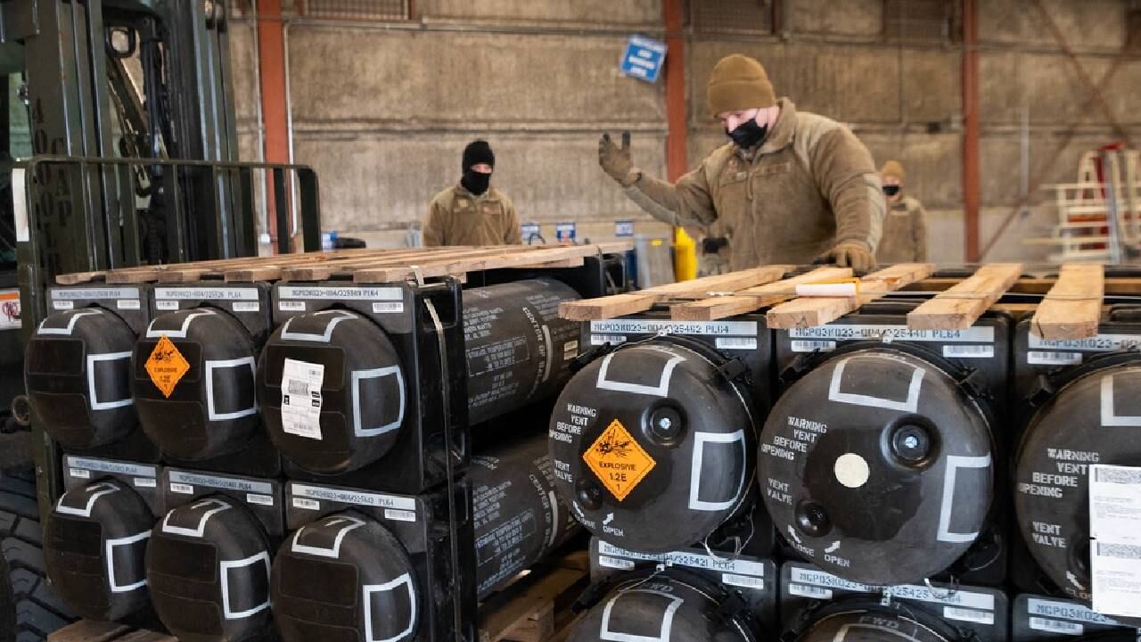 Aviadores y civiles del Escuadrón de Puerto Aéreo 436 paletizando municiones, armas y otros equipos con destino a Ucrania durante una misión de ventas militares extranjeras en la Base de la Fuerza Aérea de Dover, Delaware. (AFP Photo / Mauricio Campino /US Air Force)