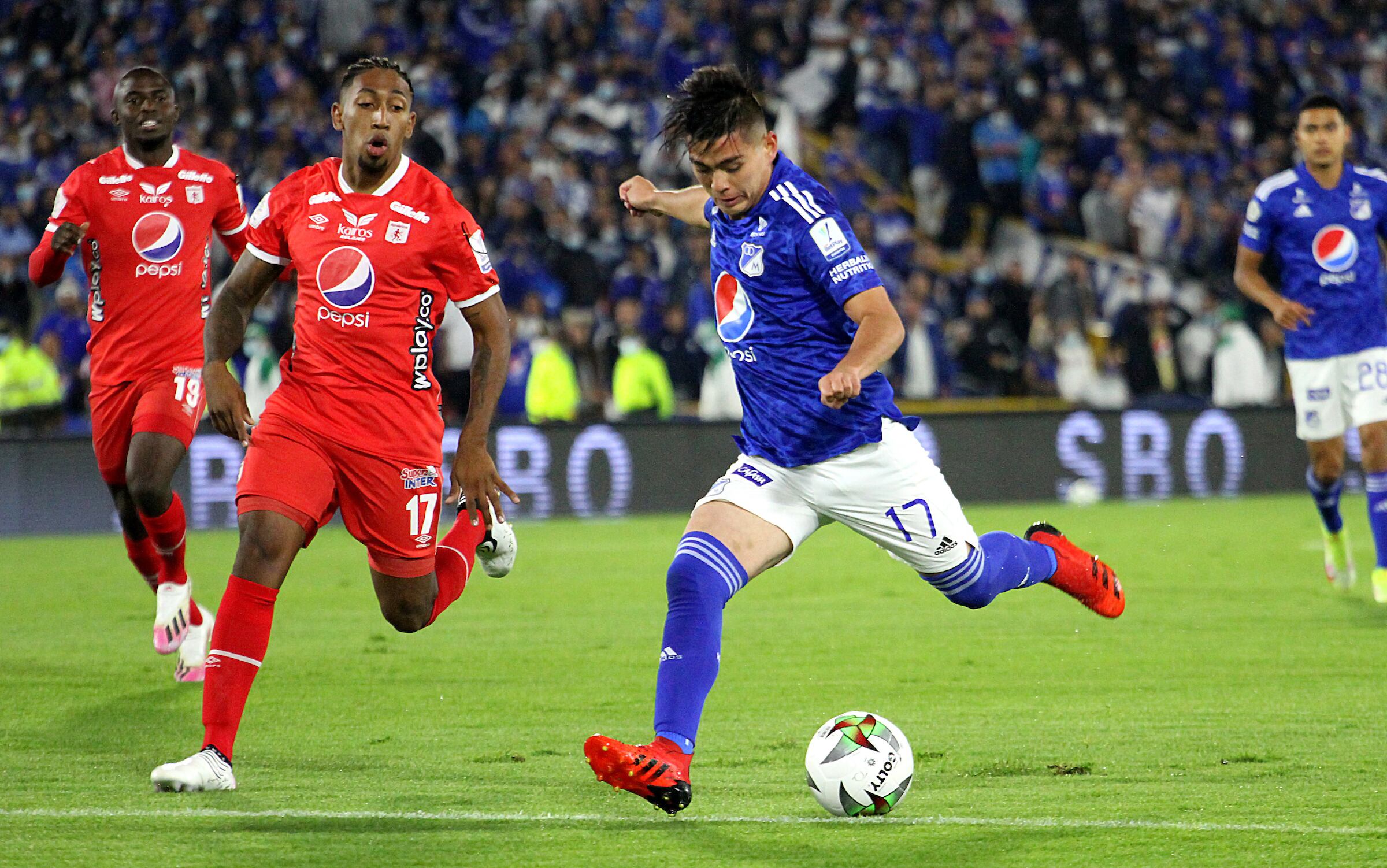 BOGOTÁ- COLOMBIA, 09-10-2021:Daniel Ruiz de Millonarios disputa el balón con Cristian Arrieta el durante partido por la fecha 13 entre Millonarios  y el América de Cali como parte de la Liga BetPlay DIMAYOR II 2021 jugado en el estadio Nemesio Camacho El Campín  de la ciudad de Bogotá / Daniel Ruiz of Millonarios vies for the ball with  Cristian Arrietaplayer of America de Cali during match for the date 13 between Millonarios  and America de Cali as a part BetPlay DIMAYOR League II 2021 played at Nemesio Camacho El Campin stadium in Bogota city. Photo: VizzorImage / Felipe Caicedo / Staff
