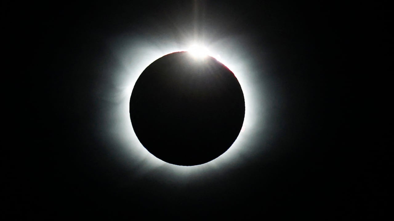 Chile muestra un eclipse solar total desde el glaciar Unión en la Antártida, el 4 de diciembre de 2021. (Foto por Felipe TRUEBA / Imagen Chile / AFP)