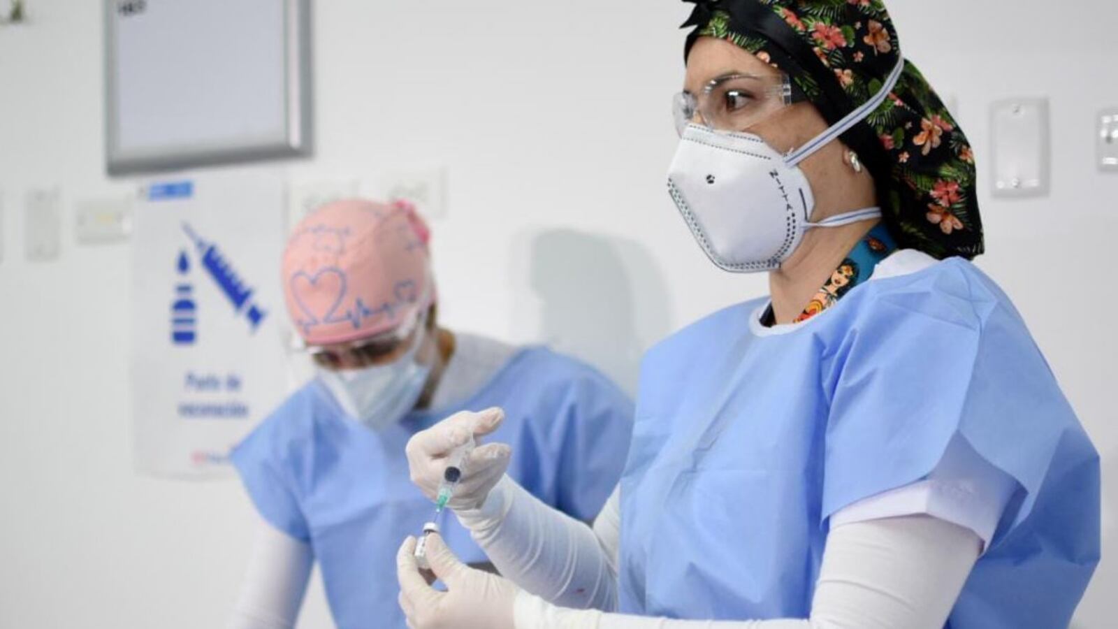 Una nueva resolución del Ministerio de Salud, que aún está en borrador, ordena a lo departamentos y distritos censar a las extranjeros sin documentos expedidos en Colombia para que puedan acceder a las vacunas contra la covid-19.