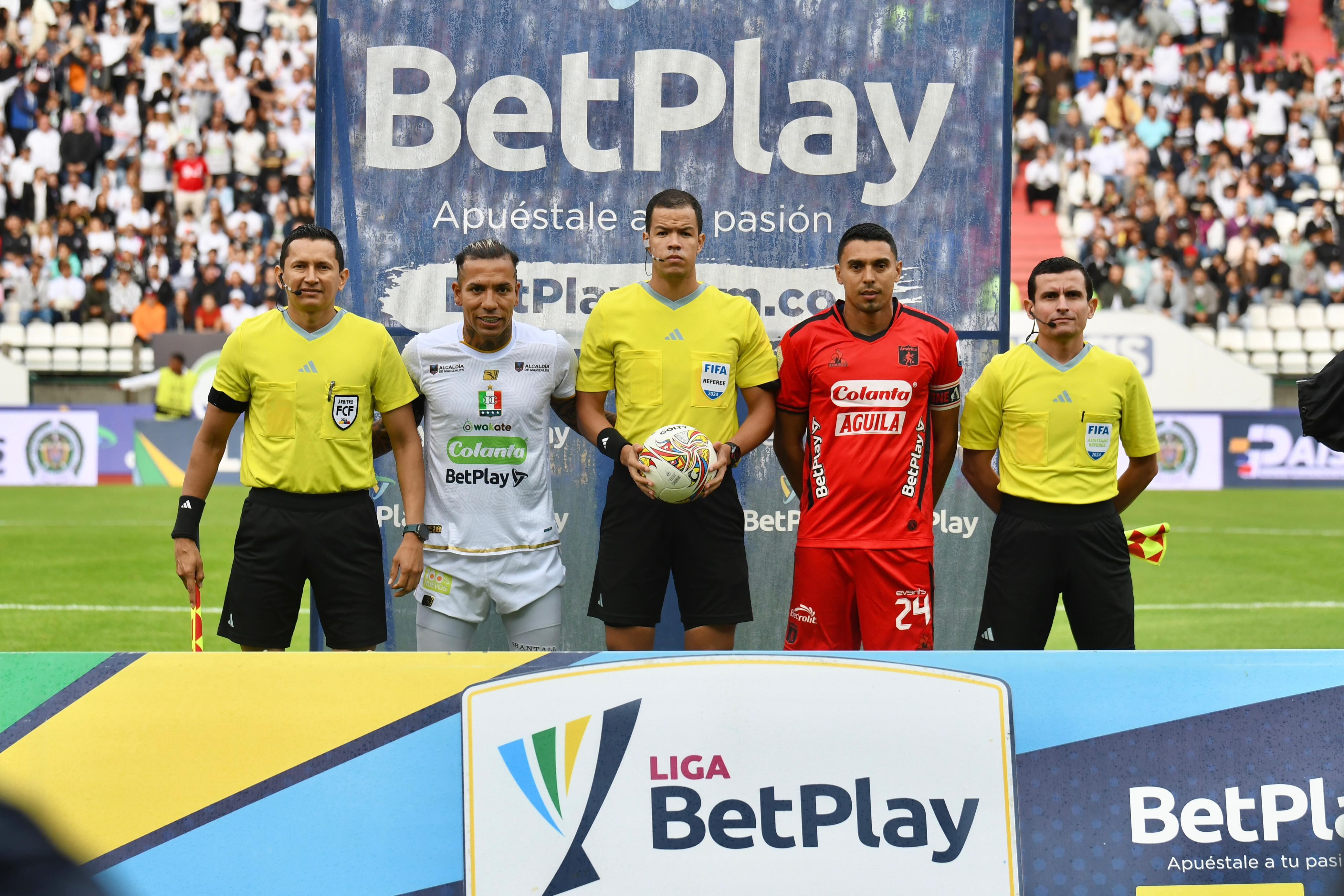 Registro fotográfico en los actos de protocolo. Árbitro Central: Jhon Ospina / Asistentes: Alexander Guzmán y Jhon Gallego / Capitanes: Dayro Moreno (Once Caldas) y Daniel Bocanegra (América).