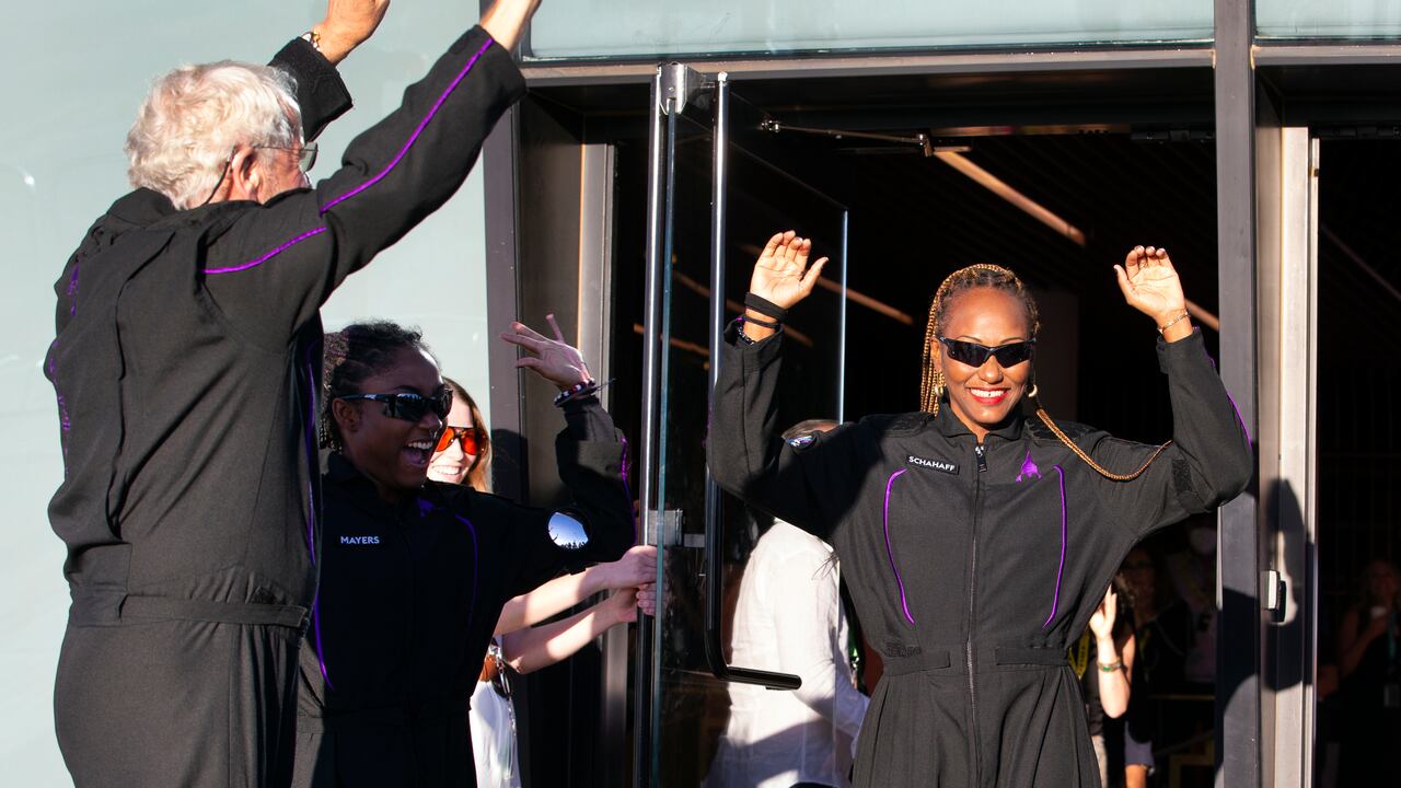 De izquierda a derecha, los turistas espaciales Jon Goodwin, Anastatia Mayers, y Keisha Schahaff celebran antes de hacer su vuelo espacial.