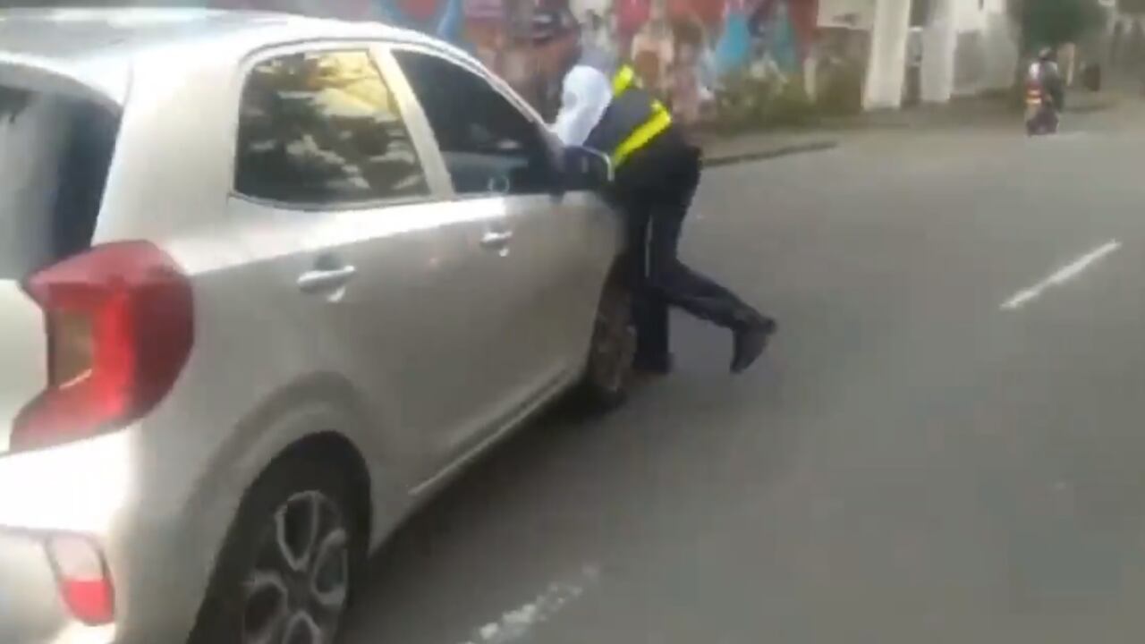 El repudiable hecho ocurrió en el norte de Cali; por fortuna, el Agente de Tránsito se encuentra estable.