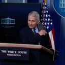 Anthony Fauci, epidemiólogo de la Casa Blanca, remueve su mascarilla previo a dar declaraciones a la prensa.