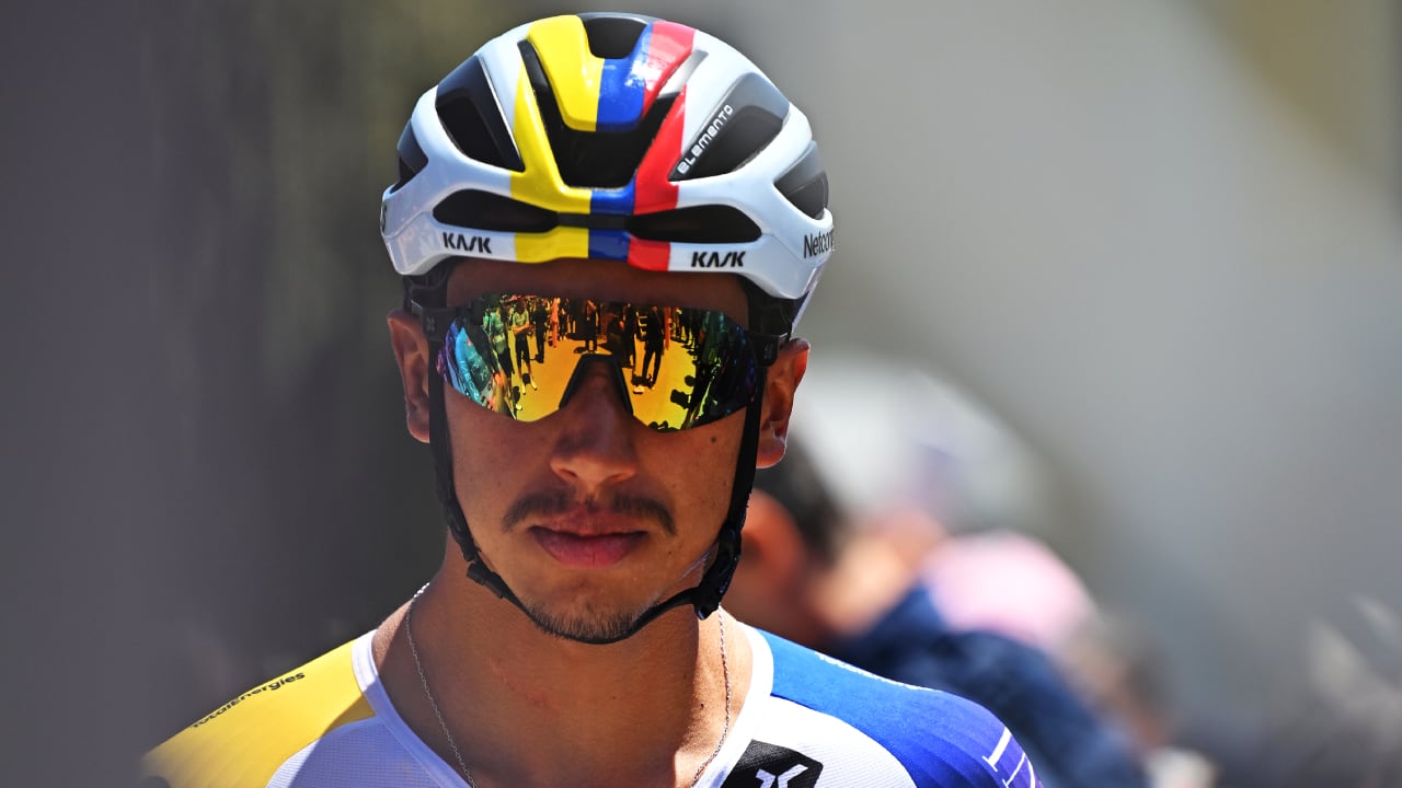 Egan Bernal llegó con el pelotón de favoritos y sigue en la pelea.