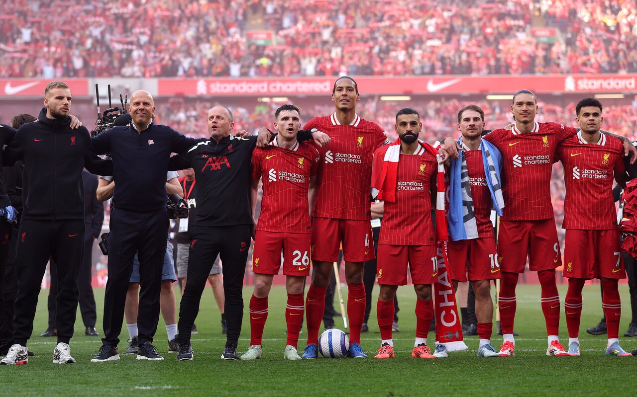 Luis Díaz en uno de los costados del plantel de Liverpool durante la celebración de Premier League