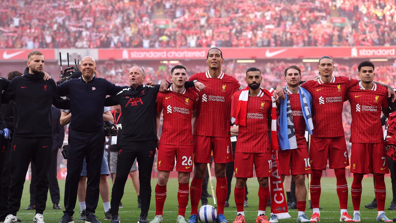 Luis Díaz en uno de los costados del plantel de Liverpool durante la celebración de Premier League