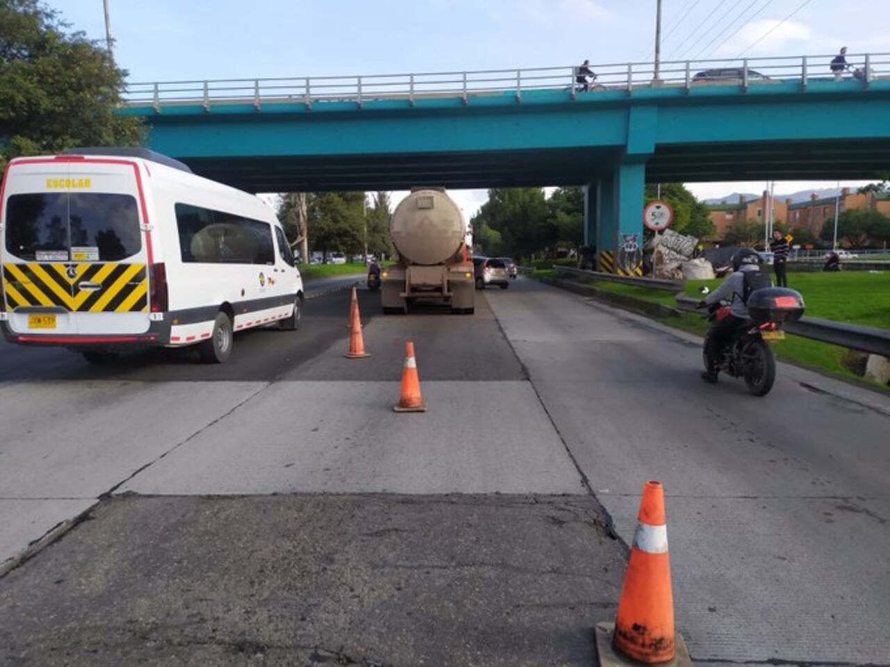 Siniestro en la localidad de Suba entre camión y automóvil en la Autonorte con Calle 153, Sentido Sur - Norte. Unidad de Tránsito Bogotá y ambulancia asignada.