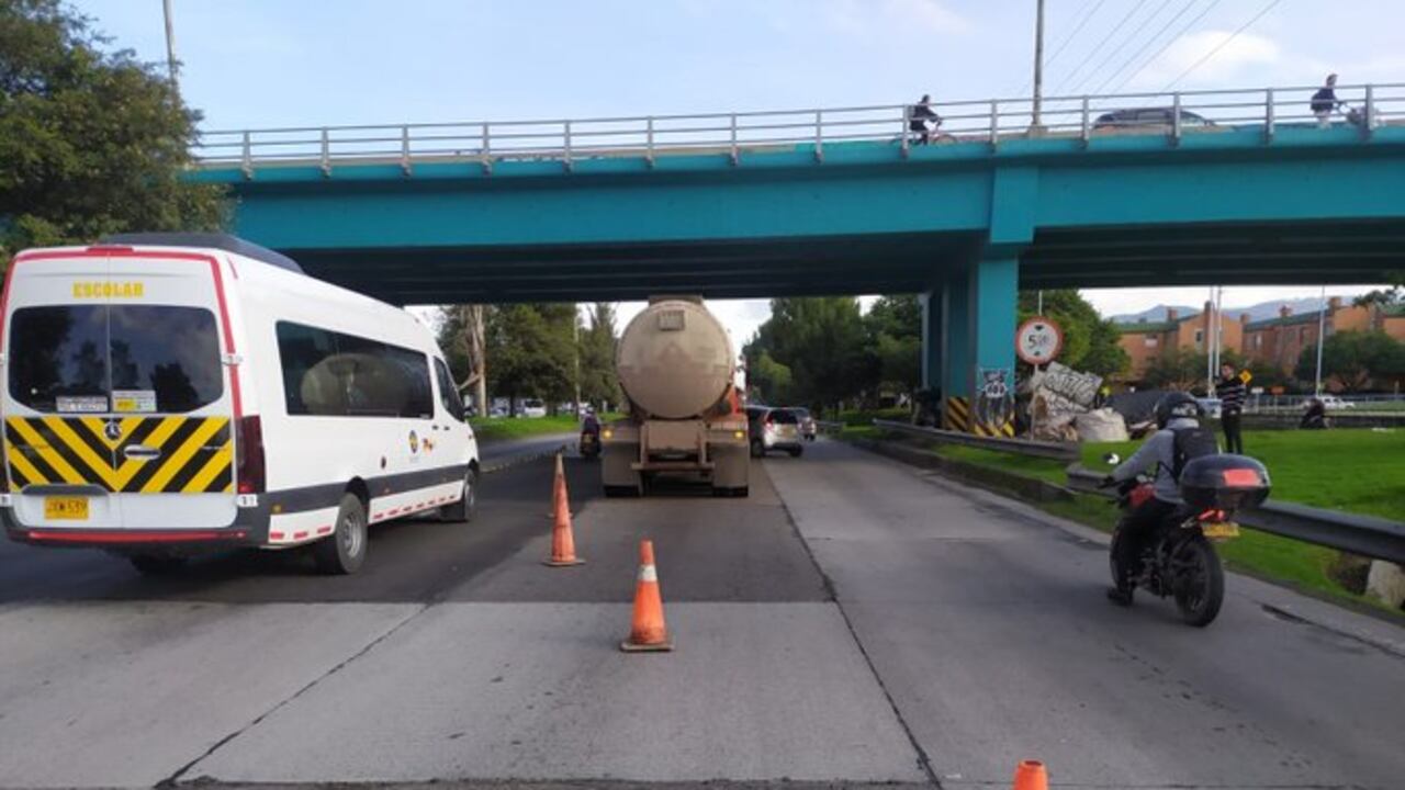 Siniestro en la localidad de Suba entre camión y automóvil en la Autonorte con Calle 153, Sentido Sur - Norte. Unidad de Tránsito Bogotá y ambulancia asignada.