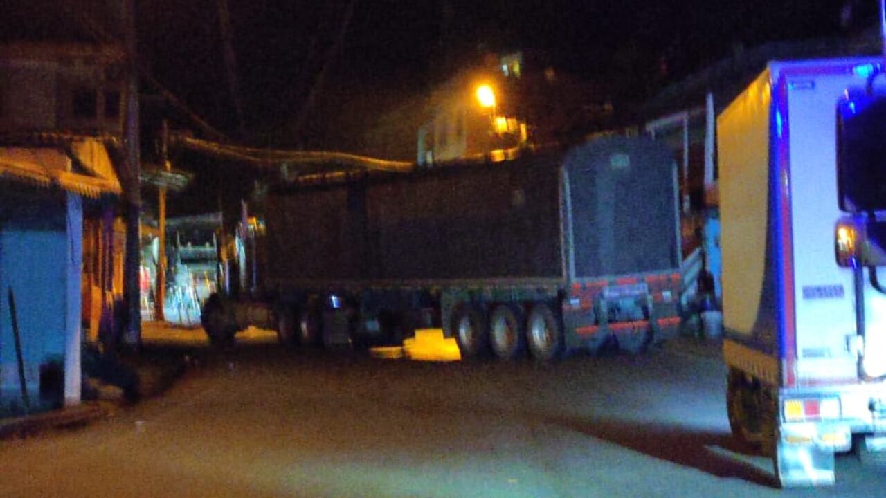 El Ejército Nacional realiza labores de verificación a una tractomula que fue puesta sobre la mitad de la troncal que une a Medellín con la Costa Caribe.