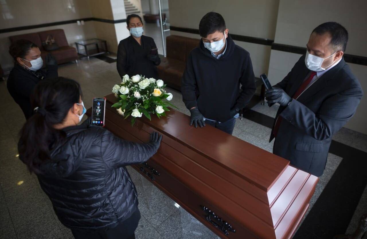 Estas son las dos hijas y los tres nietos de don Maximino que pudieron asistir a sus exequias. La Secretaría de Salud de Bogotá exige que todos los asistentes tengan el apellido del fallecido. Reportaje gráfico: Esteban Vega La-Rotta