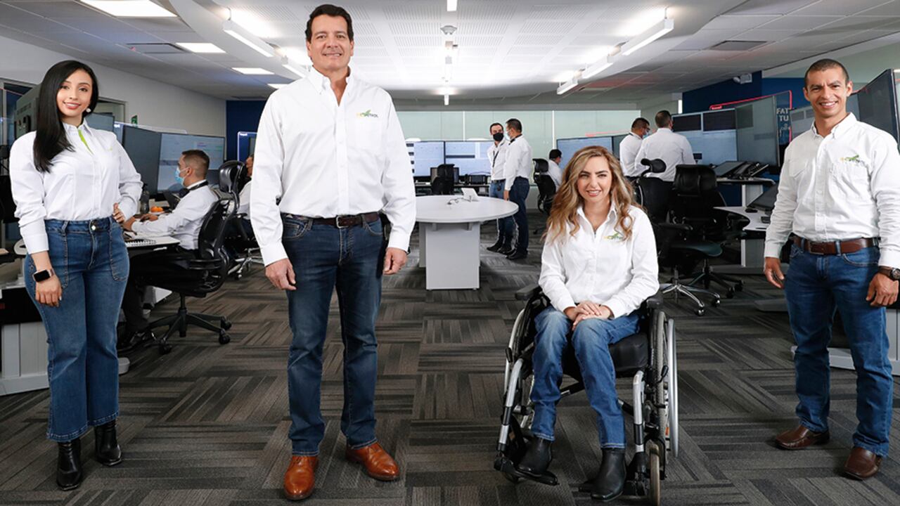 De Izquierda A Derecha, Vanessa Katerin Mogollón Portilla, Semillera, Departamento De Estrategia Y Optimización Con Socios (Vas); Felipe Bayón Pardo, Presidente De Ecopetrol; Paola Andrea Cardona Mora, Geóloga, Gerencia De Desarrollo Central (Vdp); Carlos Andrés Ceballos Chávez, Jefe Del Departamento De Proyectos (Epp) En El Cenit Ecopetrol.