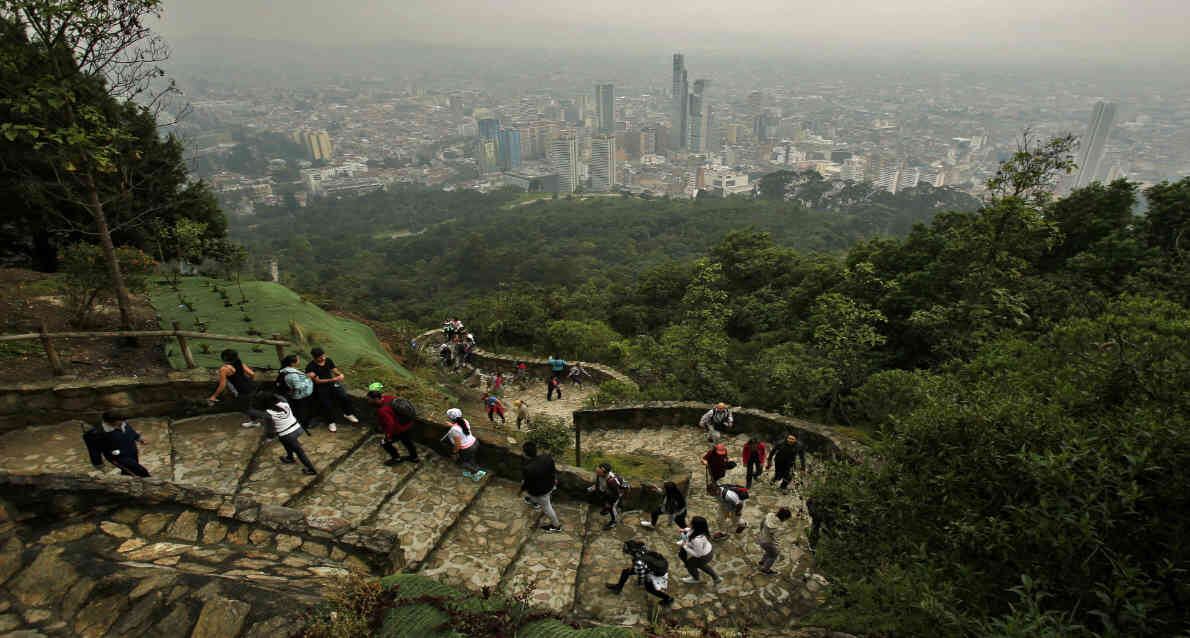 El sendero peatonal de Monserrate estuvo cerrado 18 meses por la pandemia, pero cuando fue reabierto, no ha dejado de recibir visitantes.