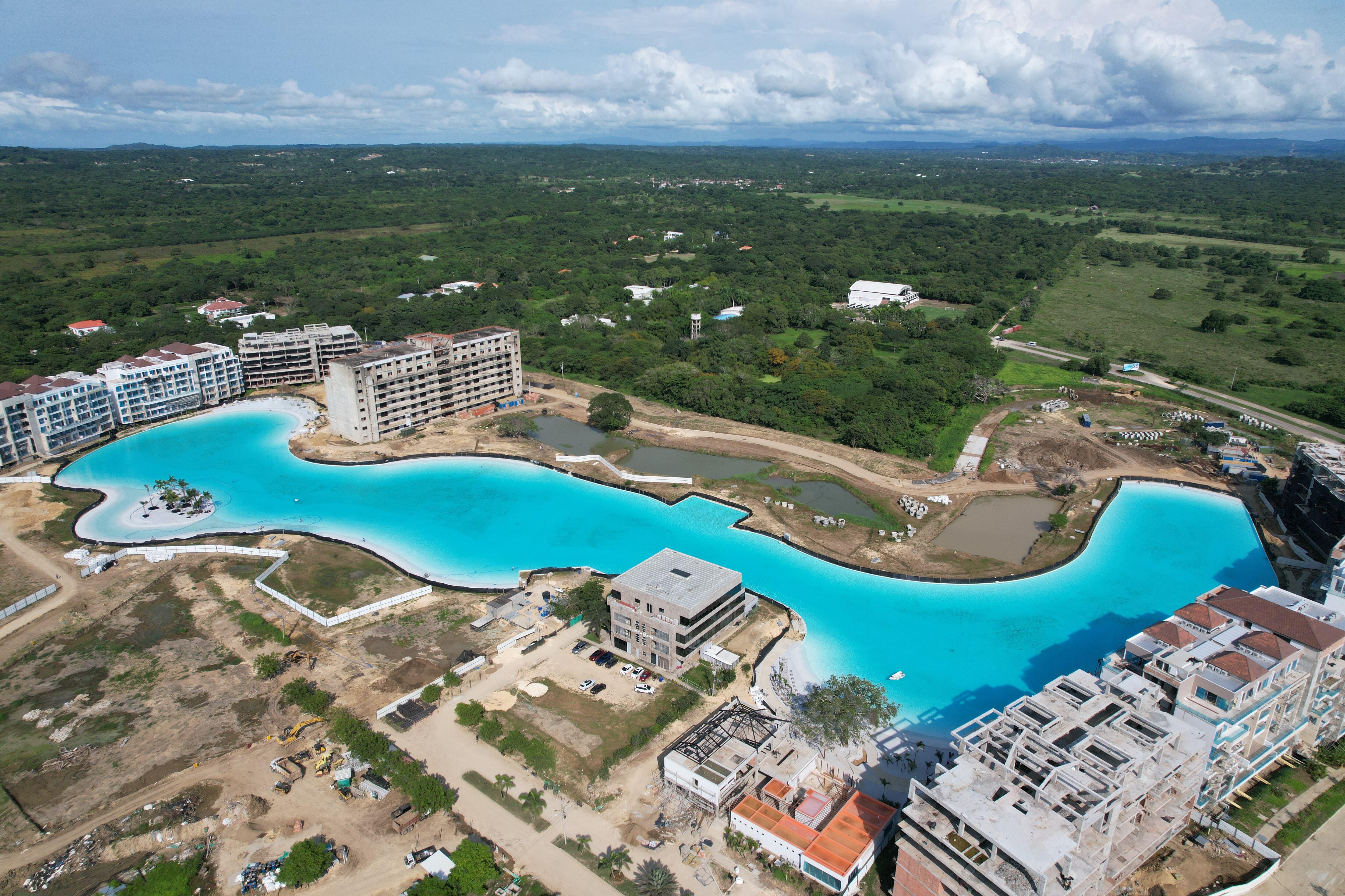 Baía Kristal, un proyecto en Cartagena compuesto por varias torres alrededor de una laguna artificial.