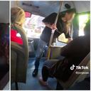 En TikTok jóvenes viralizaron un inusual intento de robo en el transporte público.