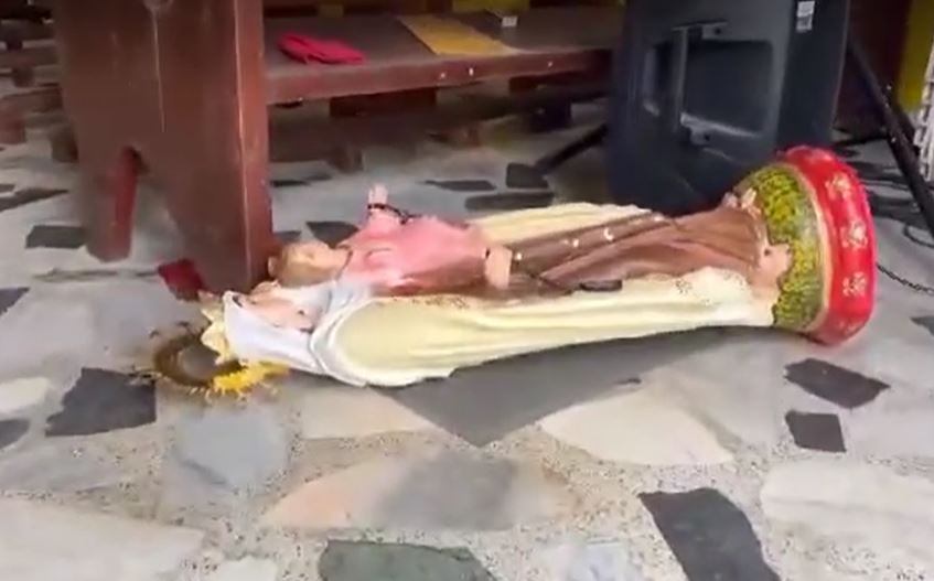 Los delincuentes tiraron al piso varias esculturas e imágenes religiosas