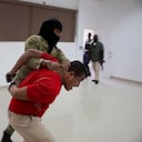 Dos sospechosos del asesinato del presidente de Haití, Jovenel Moise, se muestran a la prensa en la Dirección General de la policía en Puerto Príncipe, Haití, el jueves 8 de julio de 2021. Moise fue asesinado en un ataque a su privado. residencia el miércoles temprano. Foto: AP / Joseph Odelyn.