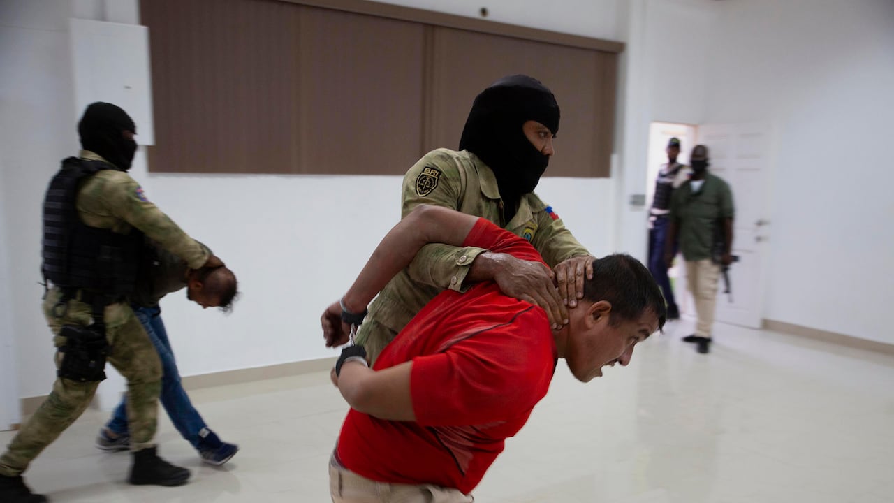 Dos sospechosos del asesinato del presidente de Haití, Jovenel Moise, se muestran a la prensa en la Dirección General de la policía en Puerto Príncipe, Haití, el jueves 8 de julio de 2021. Moise fue asesinado en un ataque a su privado. residencia el miércoles temprano.