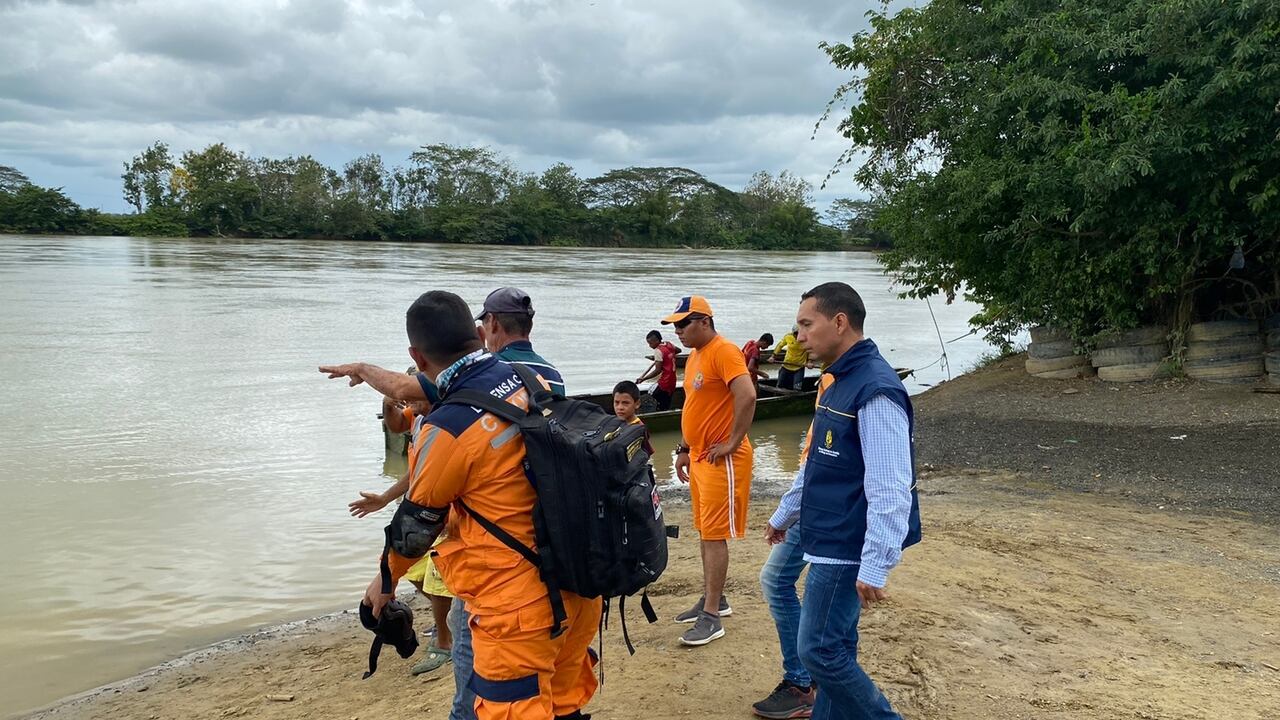 Organismos de socorro buscan a dos jóvenes desaparecidos en el río Sinú.