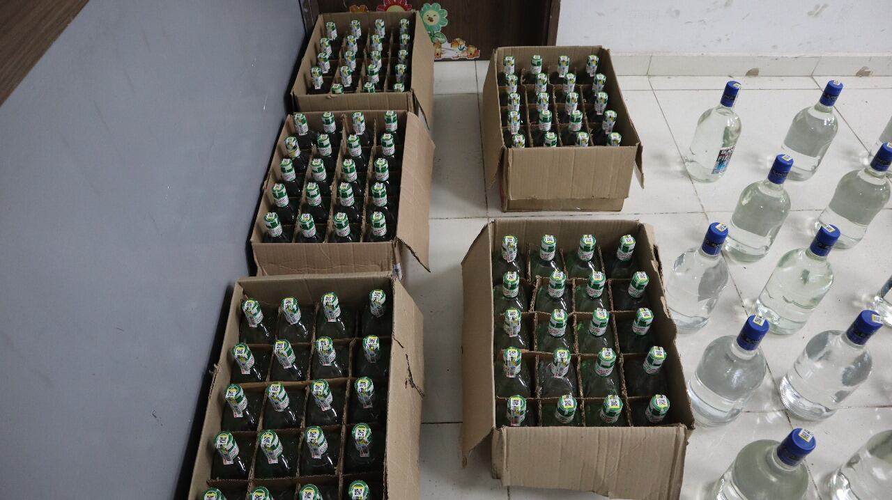 Se incautaron 145 estampillas y 255 botellas de aguardiente adulterado, con un contenido aproximado a los 210.000 centímetros cúbicos.