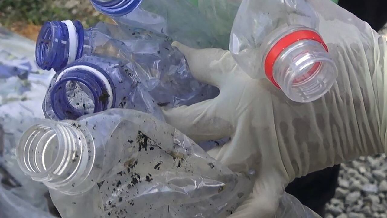 Esta fotografía sin fecha proporcionada por el Ministerio de Unificación de Corea del Sur el 24 de junio de 2024 muestra basura norcoreana desde globos que cruzaron la frontera intercoreana, en un lugar no revelado en Corea del Sur.