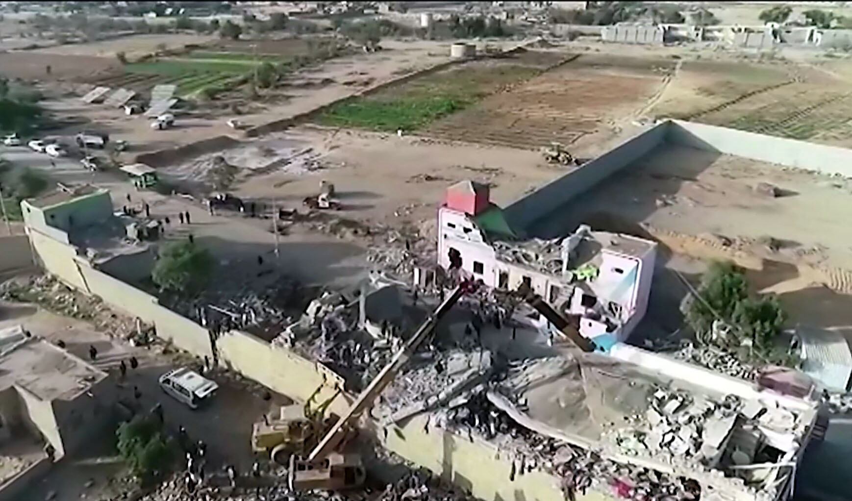 Esta captura de imagen de un video proporcionado por el centro de medios Ansarullah Media el 21 de enero de 2022 muestra la destrucción en una prisión en el bastión rebelde hutí de Saada en el norte de Yemen después de que fue atacada en un ataque aéreo que dejó muchos muertos o heridos. - Un ataque aéreo destruyó una prisión en el bastión rebelde hutí de Saada en el norte de Yemen, dejando muchos muertos o heridos, dijeron los insurgentes mientras la Cruz Roja confirmaba un ataque
