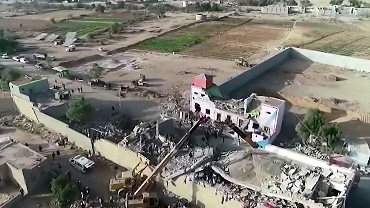 Esta captura de imagen de un video proporcionado por el centro de medios Ansarullah Media el 21 de enero de 2022 muestra la destrucción en una prisión en el bastión rebelde hutí de Saada en el norte de Yemen después de que fue atacada en un ataque aéreo que dejó muchos muertos o heridos. - Un ataque aéreo destruyó una prisión en el bastión rebelde hutí de Saada en el norte de Yemen, dejando muchos muertos o heridos, dijeron los insurgentes mientras la Cruz Roja confirmaba un ataque. (Photo by Ansarullah media center / AFP)