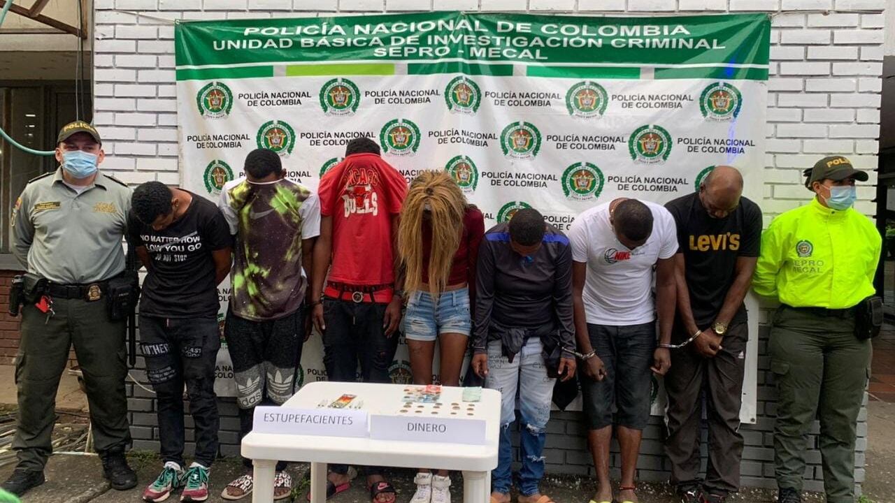 Todos los implicados registran antecedentes judiciales por delitos como homicidio, hurto, porte ilegal de armas de fuego, tráfico de estupefacientes, lesiones personales y falsedad en documento.