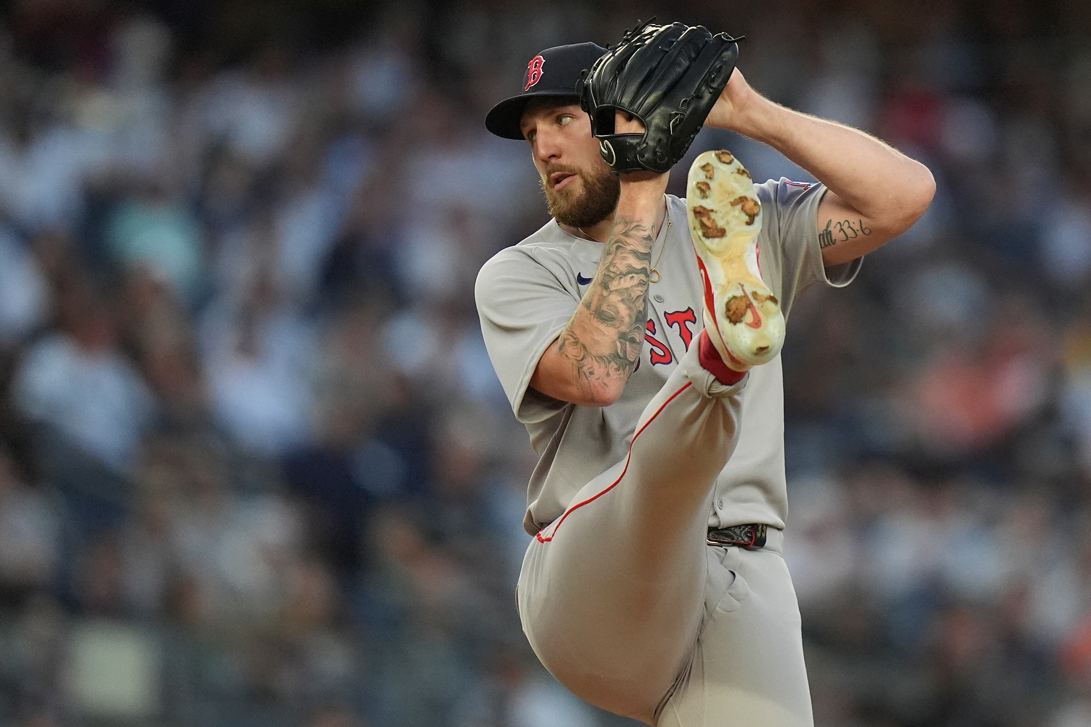 Garrett Crochet, de los Medias Rojas de Boston, hace un lanzamiento en el primer juego de la serie de comodines ante los Yankees de Nueva York, el martes 30 de septiembre de 2025 (AP Foto/Frank Franklin II)