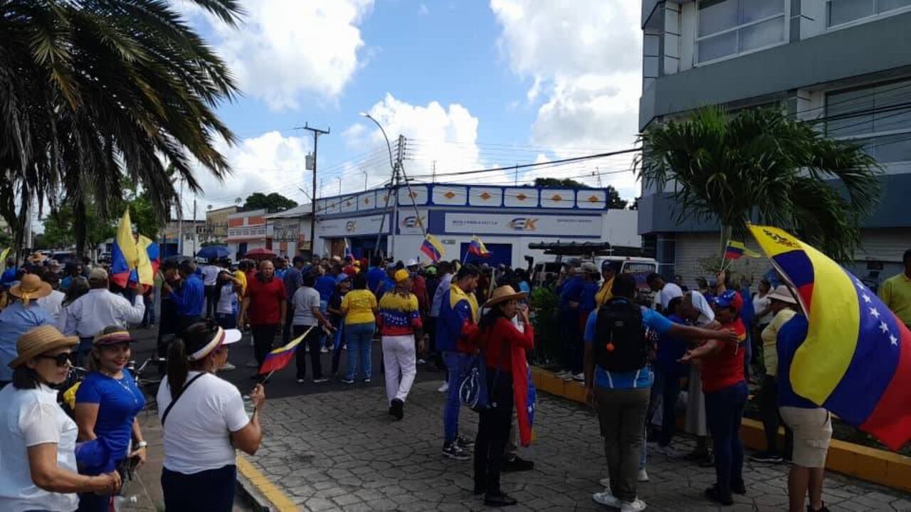 Desde las nueve de la mañana comenzó la concentración de personas en diferentes estados venezolanos que reclaman la salida de Nicolás Maduro del poder.
