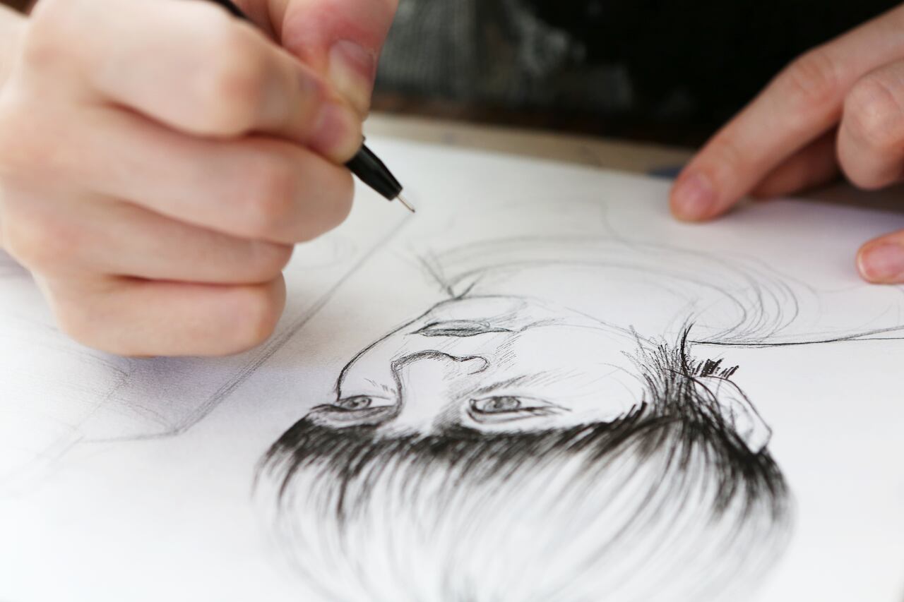 Dibujar puede ayudar a la persona a reducir el estrés y mejorar su concentración.