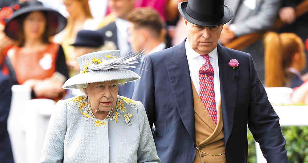 Mostrándose con él en público, la reina Isabel ha expresado su apoyo a su hijo ante el deterioro de su imagen por el escándalo.