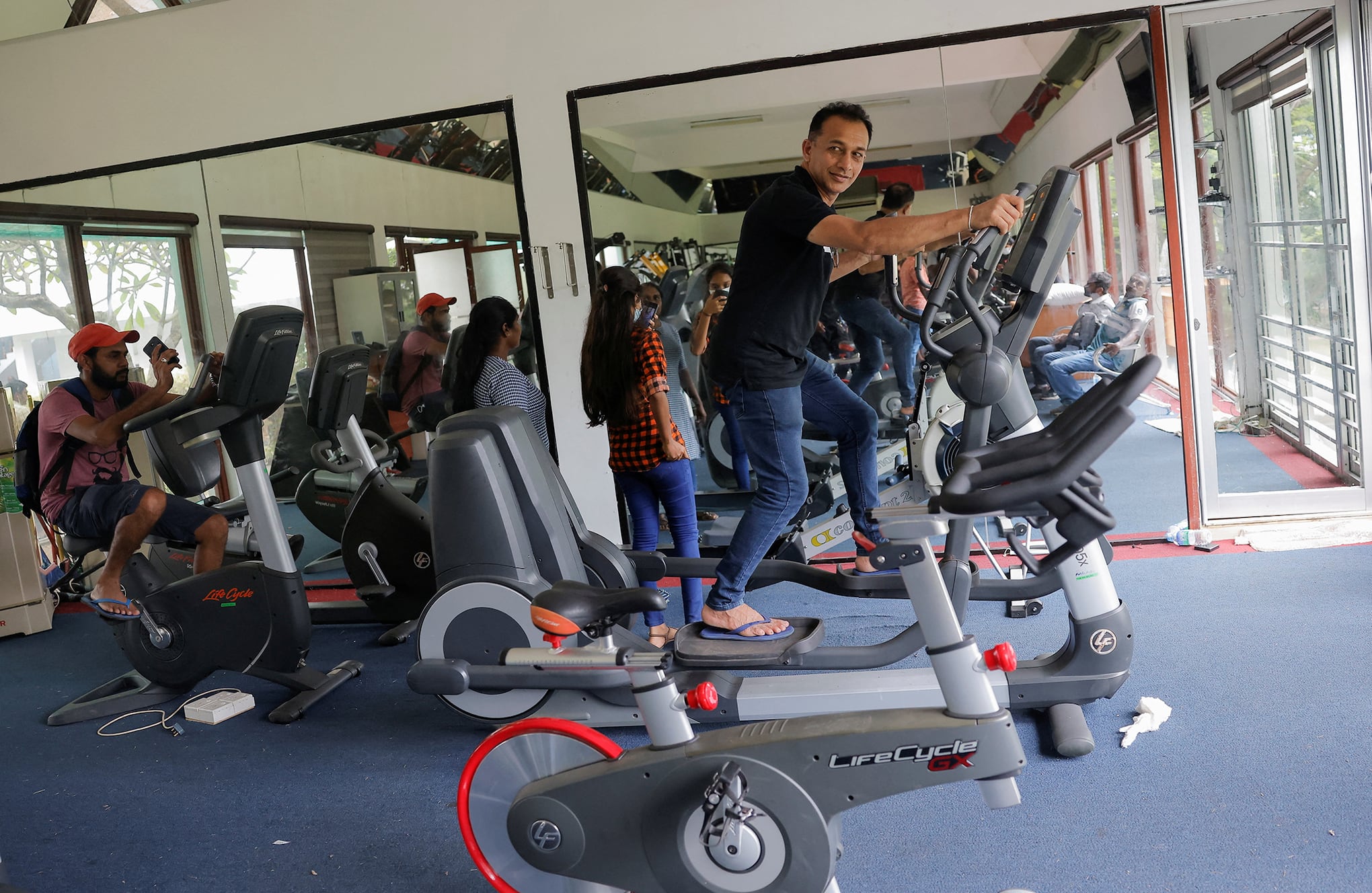 En imágenes : Manifestantes de Sri Lanka ocupan residencias de presidente y primer ministro