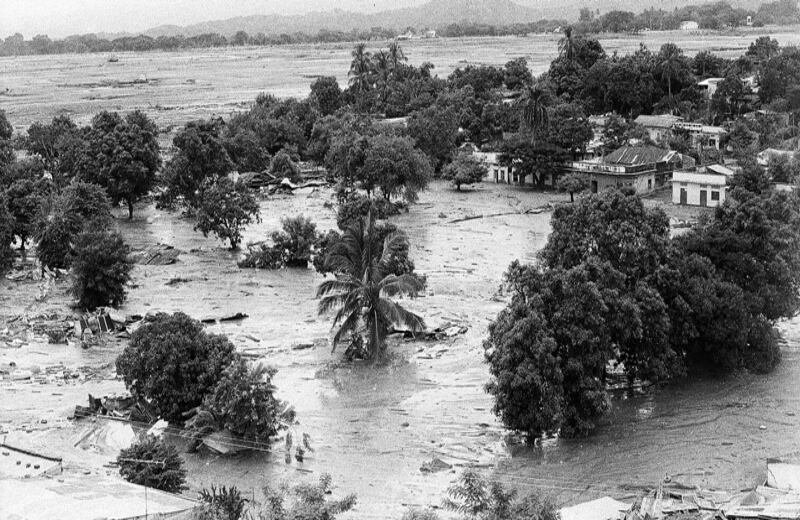 Desde un helicóptero de rescate estadounidense, el reportero gráfico Justo Velásquez retrató el desolador panorama un día después de que la avalancha destruyera todo a su paso en Armero.