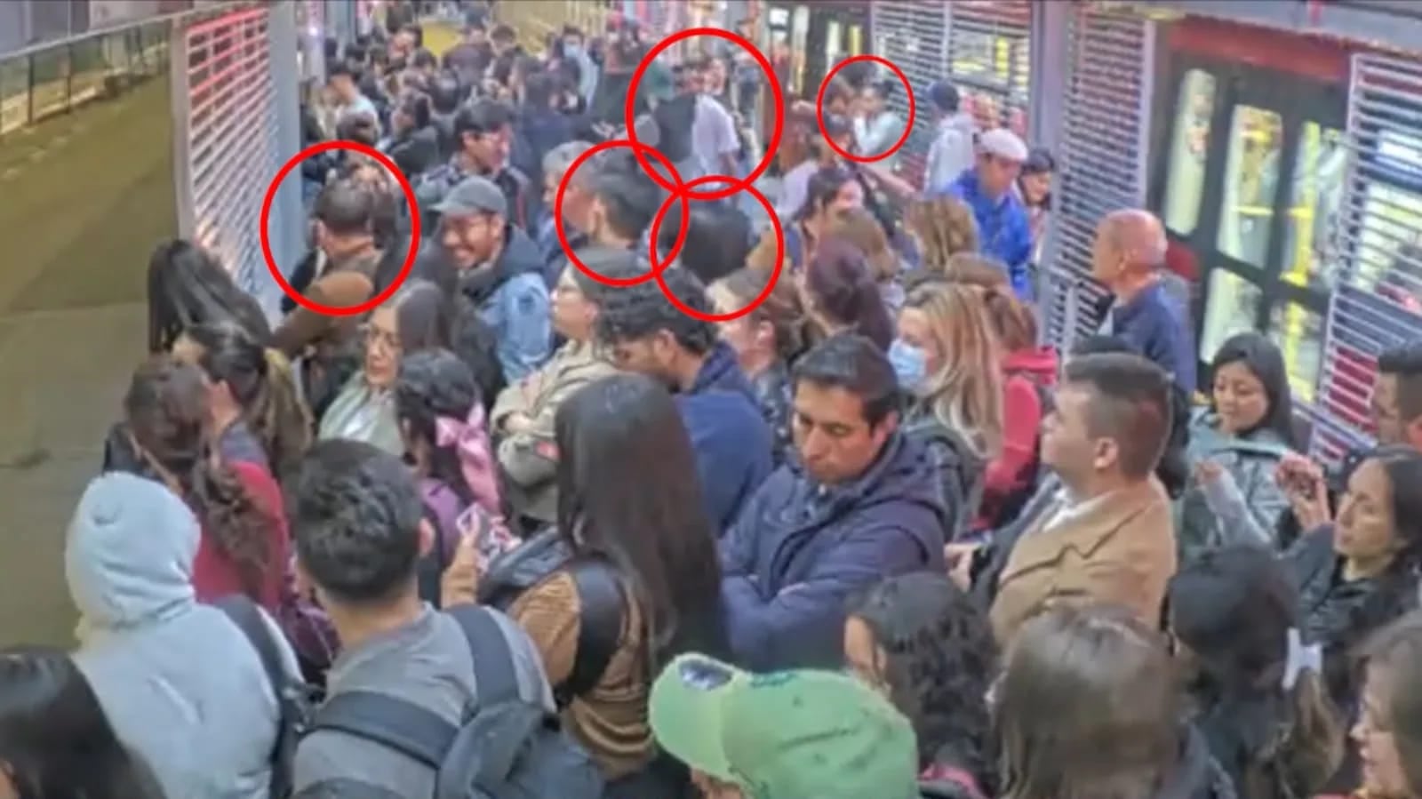 Cinco hombres son identificados en esta imagen, todos congregados en un vagón, de forma orquestada.