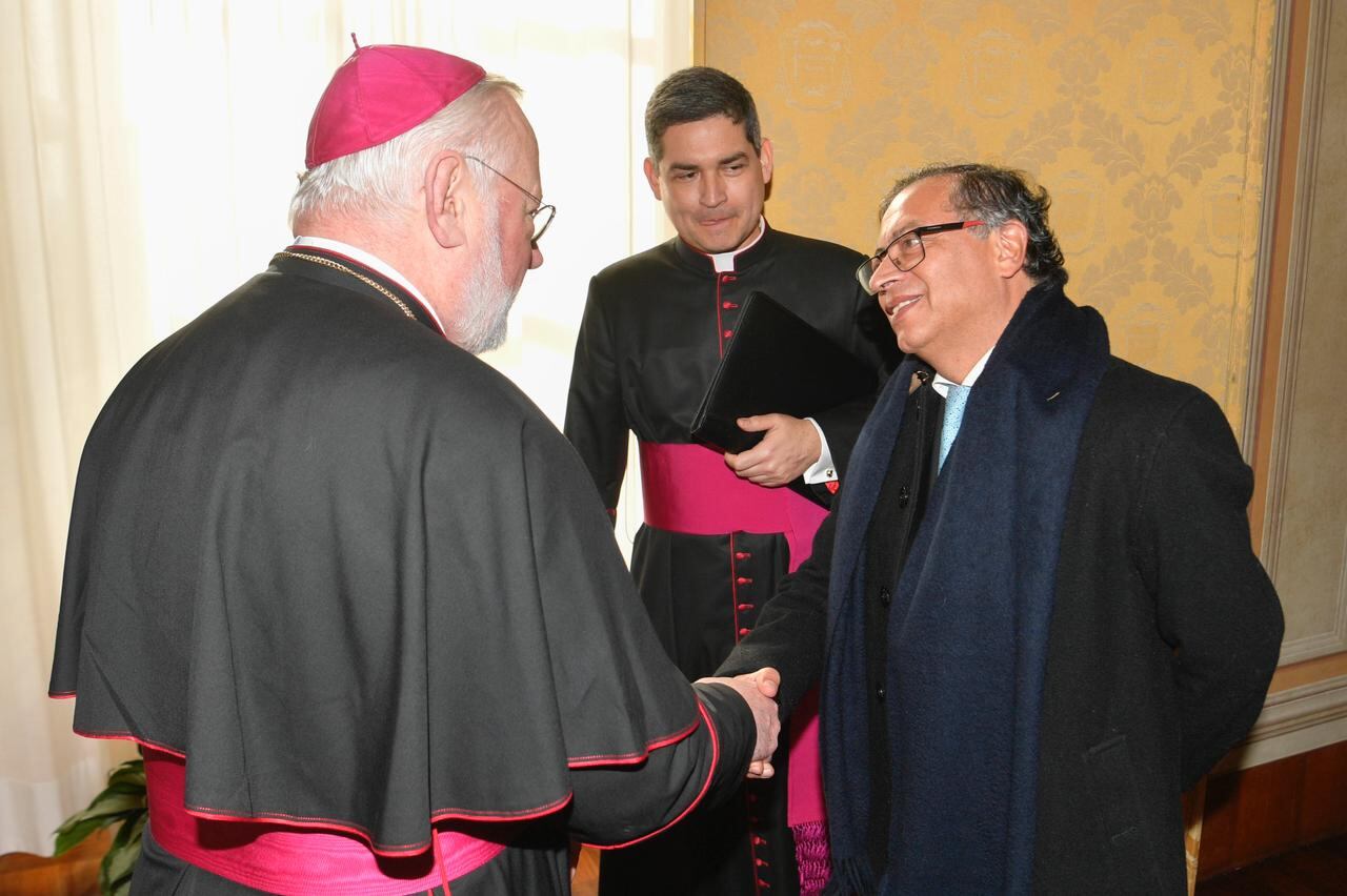Arzobispo Paul Richard Gallagher, Secretario para las Relaciones con los Estados, y el presiente Gustavo Petro.