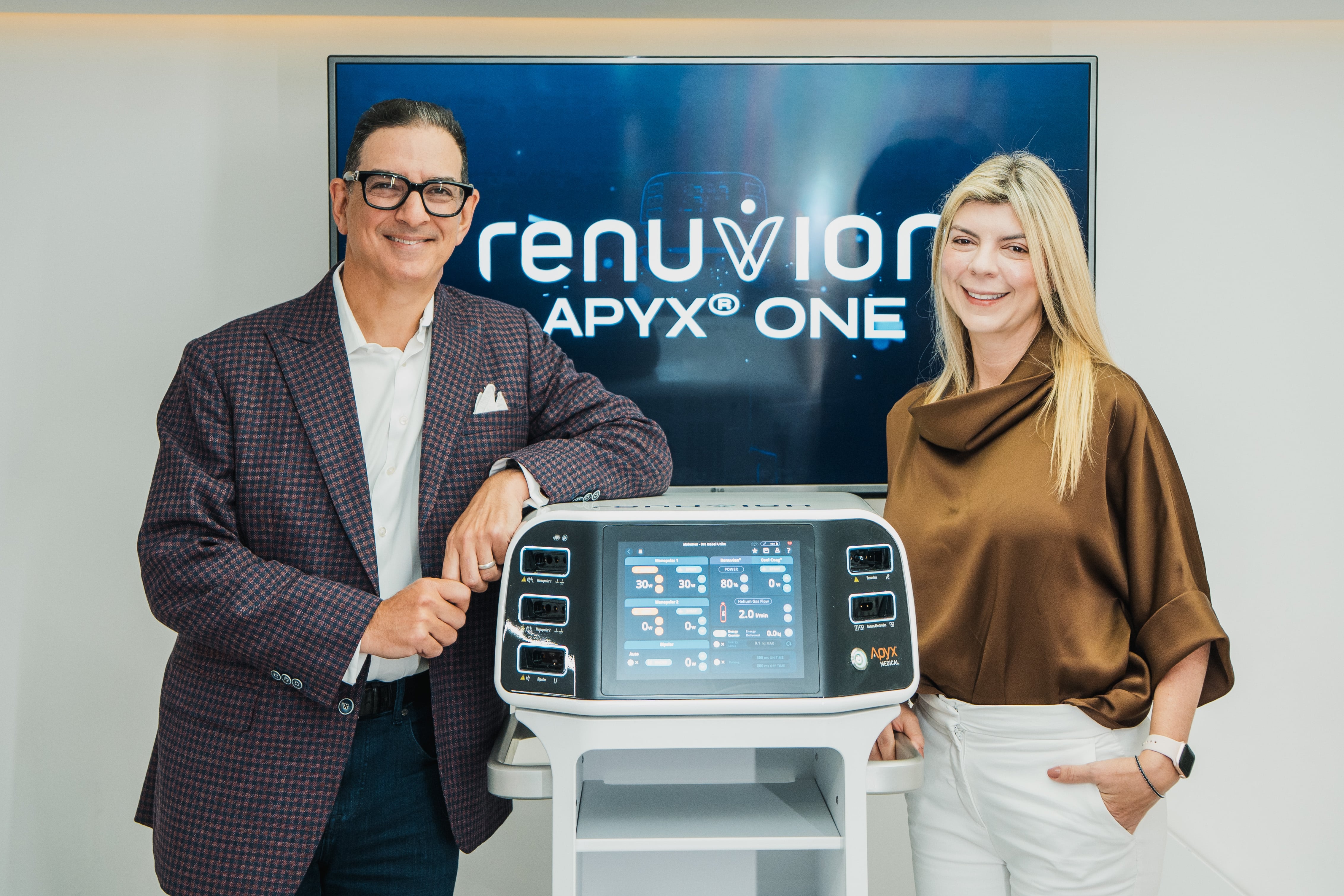 El cirujano plástico Adam Rubinstein e Isabel Cristina Uribe, directora médica de la Clínica Dermoestética y Láser en Medellín.