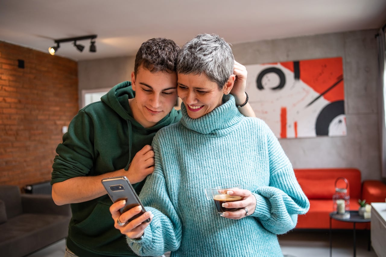 En Navidad muchas personas le regalarán un nuevo celular a su mamá.
