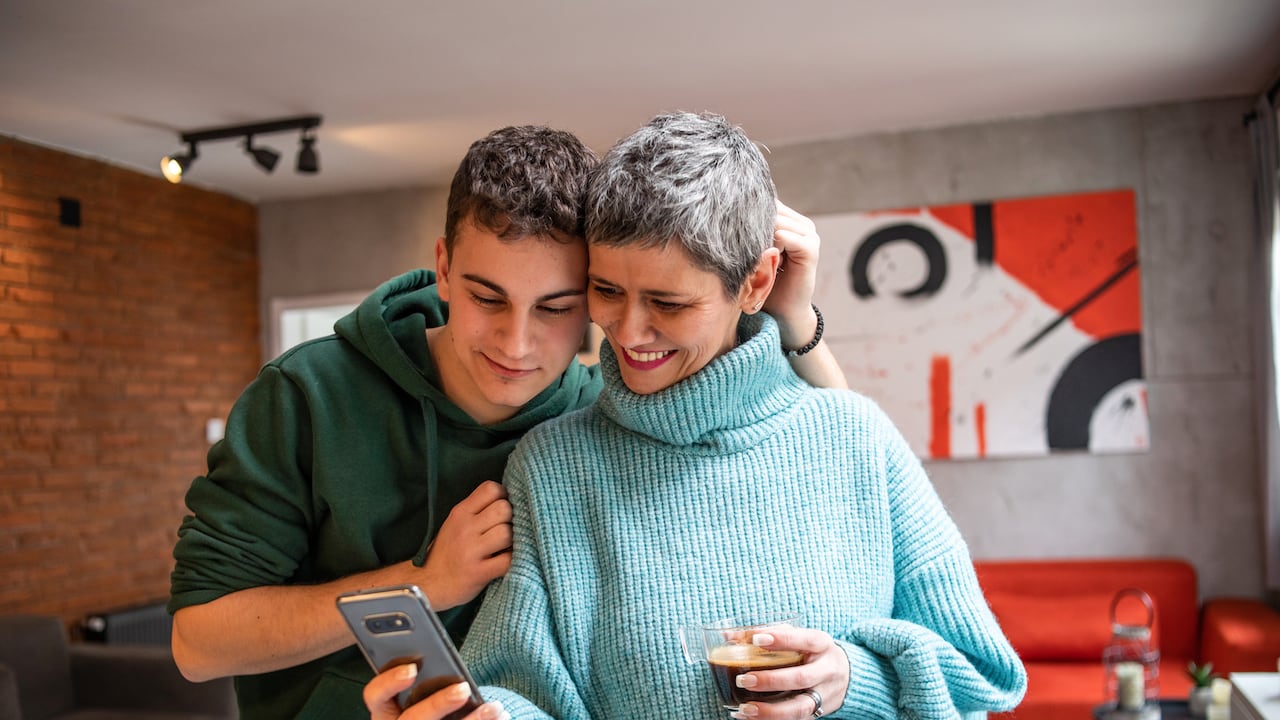 En Navidad muchas personas le regalarán un nuevo celular a su mamá.