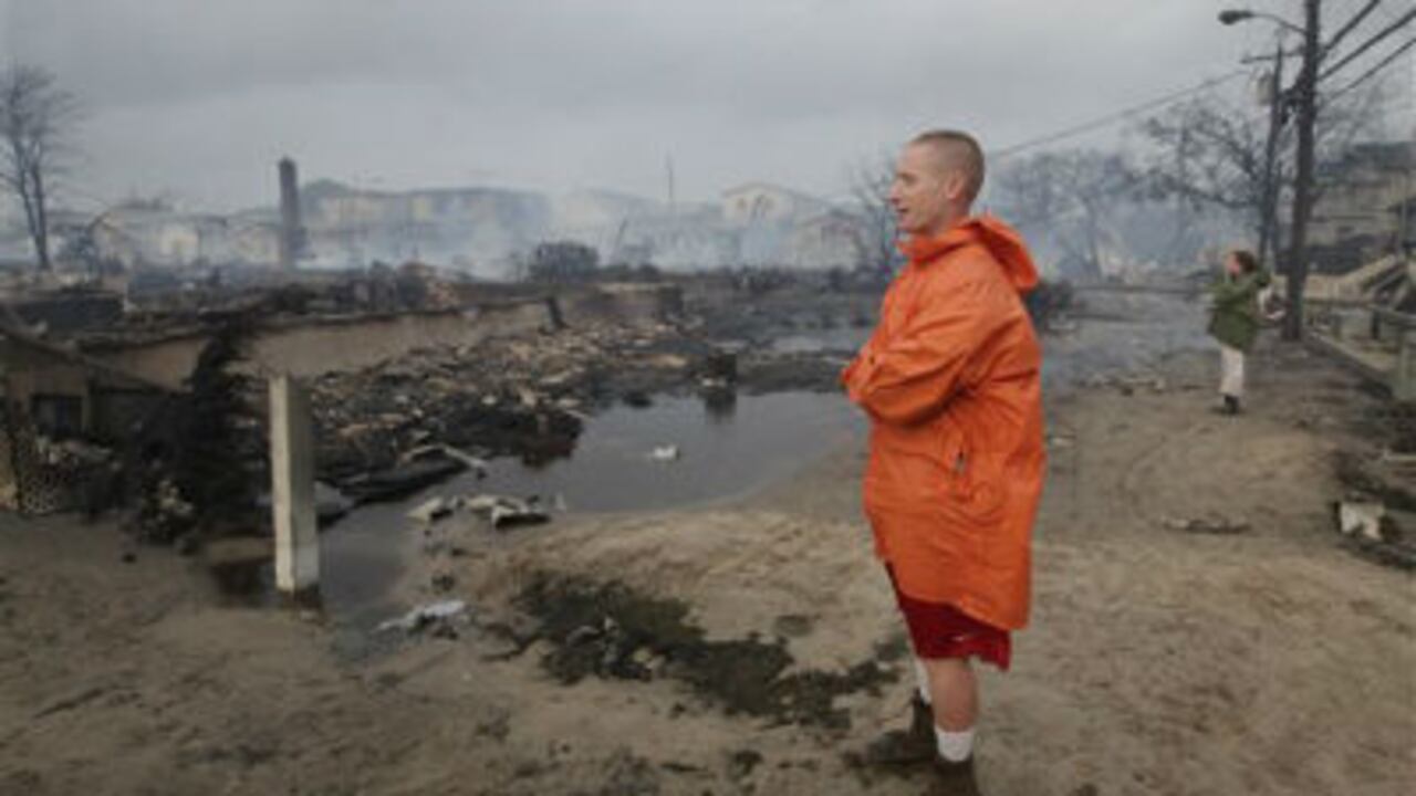 Damnificados del fuego originado a causa del paso de la 'supertormenta' por Nueva York.