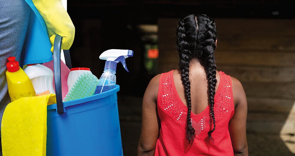 Una joven indígena de apenas 18 años, comenzó en enero de 2014, cuando recibió una oferta de trabajo en Bogotá para realizar labores domésticas. 