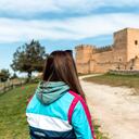 Vista trasera de una joven rubia en el castillo de Pedraza, Segovia.
