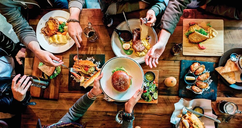 En el sector de vigilancia hay 18.000 empleos en riesgo, y en el de bares y restaurantes, 23.000, debido a los cambios que implica la reforma laboral.