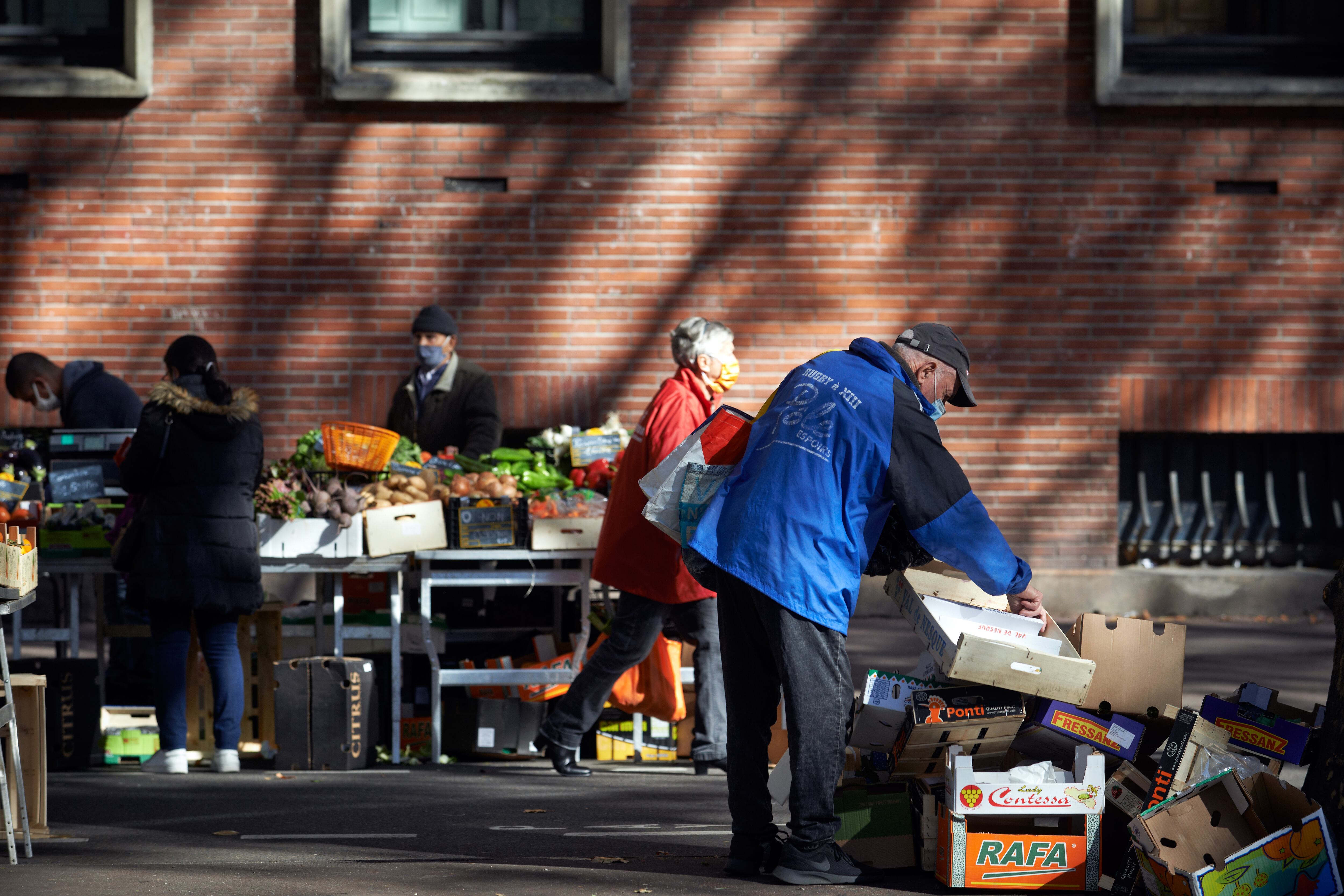 Hombre buscando comida. (Photo by Alain Pitton/NurPhoto via Getty Images)