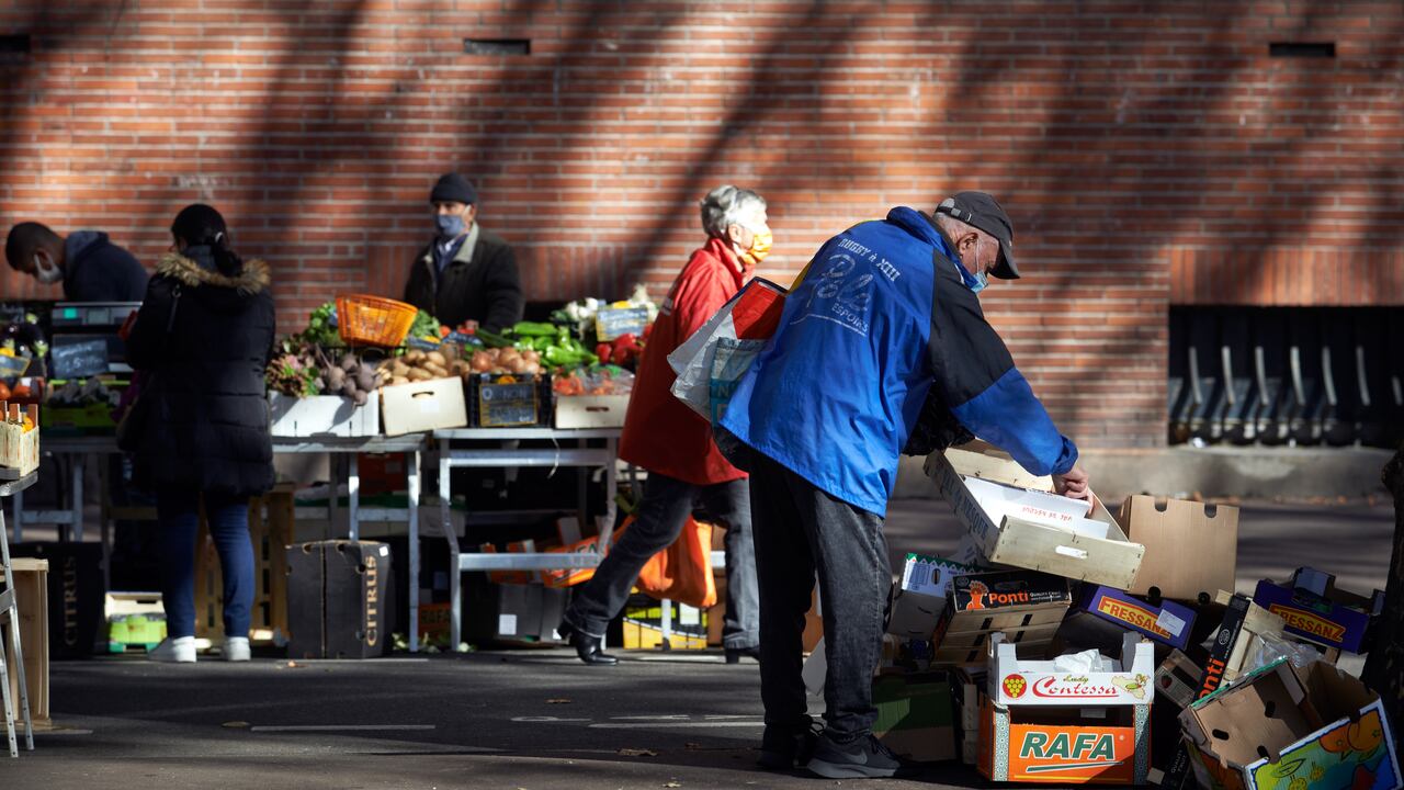 Hombre buscando comida. (Photo by Alain Pitton/NurPhoto via Getty Images)